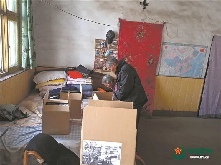 八旬老人寄出數萬條圍巾,收貨地幾乎覆蓋所有邊關 八旬老人寄出數萬條圍巾,收貨地幾乎覆蓋所有邊關……