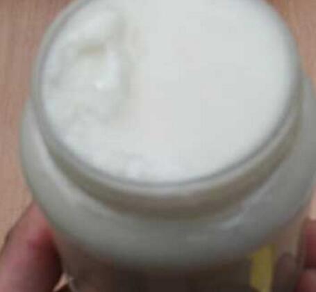 黑蜂椴樹(shù)雪蜜和雪蜜有什么不同（雪蜜和黑蜂椴樹(shù)蜂蜜的區(qū)別）