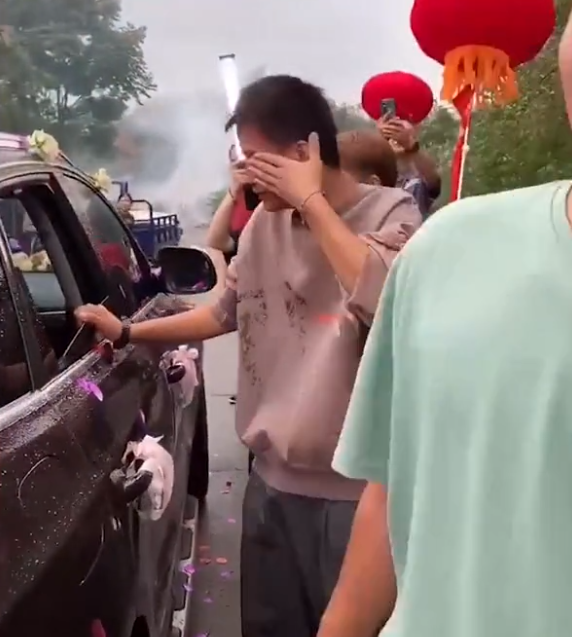 姐弟情深！湖南一位姐姐出嫁，2個(gè)雙胞胎弟弟哭成了淚人