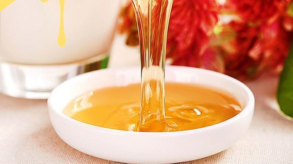 市面上的蜂蜜和純蜂蜜喝起來有什么區(qū)別（蜂蜜制品和真正純蜂蜜的區(qū)別）