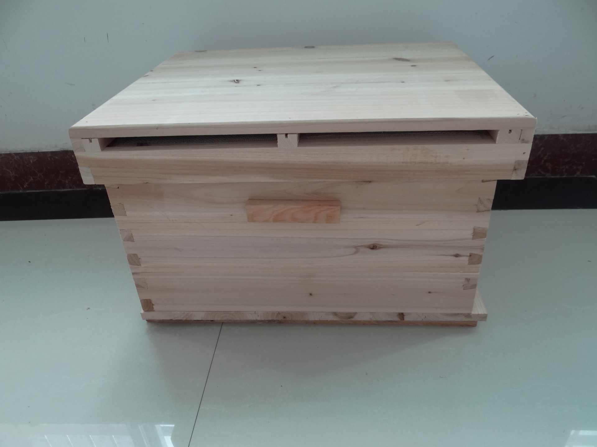 新手養(yǎng)蜂怎樣把蜂引進蜂箱（怎樣把蜜蜂引到蜂箱里）