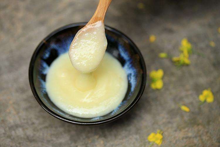 蜂王漿質(zhì)量好壞的鑒別(什么樣的蜂王漿才是正宗的) 蜂王漿質(zhì)量好壞的鑒別(什么樣的蜂王漿才是正宗的)