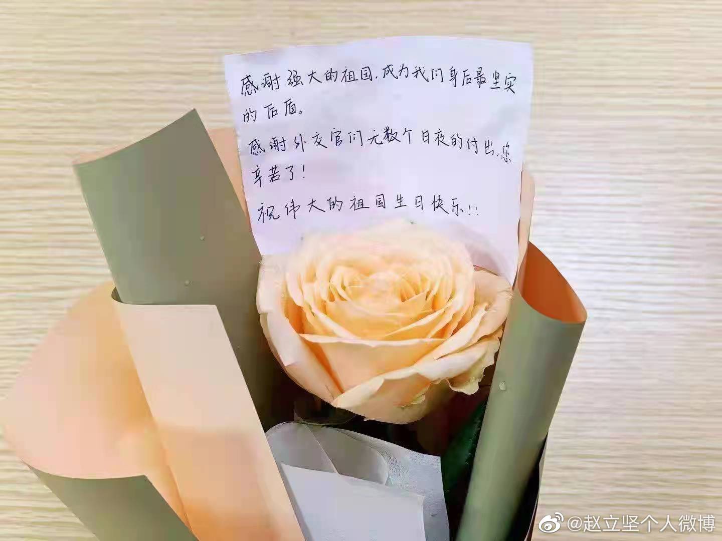 大學生獻花外交部感謝國家營救孟晚舟，趙立堅：深受感動，也深受鼓舞