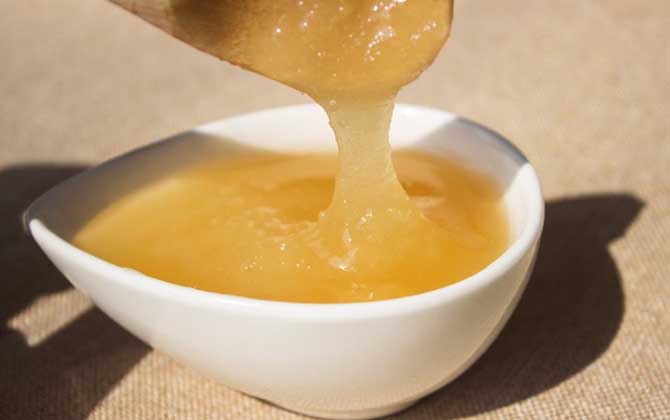 酸蜂蜜和普通蜂蜜的對(duì)比(酸蜂蜜比普通蜂蜜好嗎) 酸蜂蜜和普通蜂蜜的對(duì)比(酸蜂蜜比普通蜂蜜好嗎)