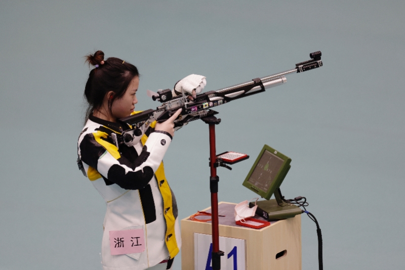 楊倩拿下全運第二金隊友比心祝賀 56天拿4金!楊倩助浙江奪全運團體金牌,賽后各種花式比心