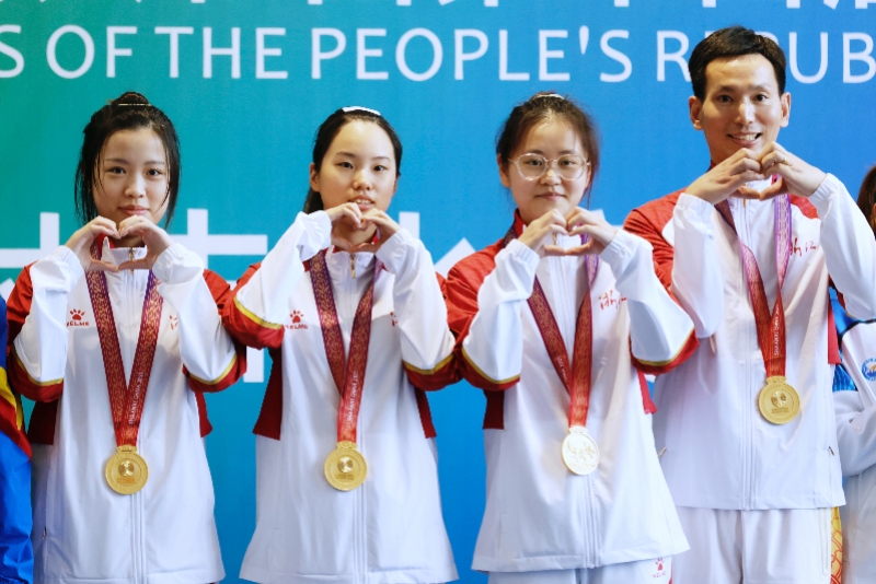 楊倩拿下全運第二金隊友比心祝賀 56天拿4金!楊倩助浙江奪全運團體金牌,賽后各種花式比心