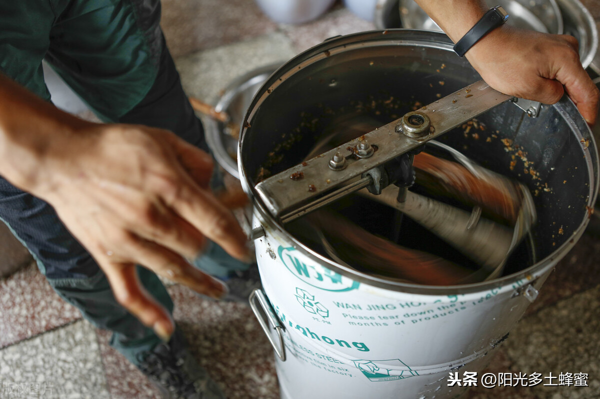 ?你試過刮脾取蜜嗎？它真的優(yōu)于搖蜜機(jī)取蜜嗎？