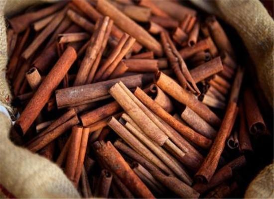 肉桂和蜂蜜的功效與作用，肉桂蜂蜜水能治狐臭嗎?