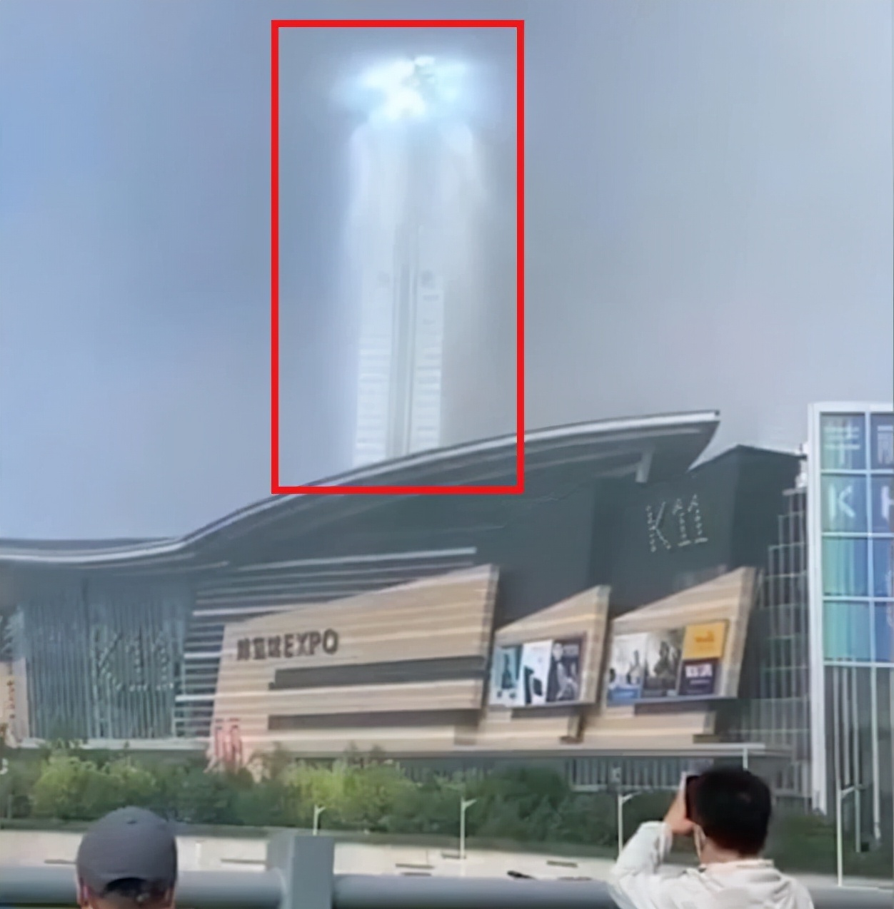 沈陽天空出現巨型光柱，猶如“天梯”，難道真的有外星人