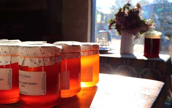 有機蜂蜜和普通蜂蜜的區(qū)別（工業(yè)蜂蜜和自然蜂蜜的區(qū)別）